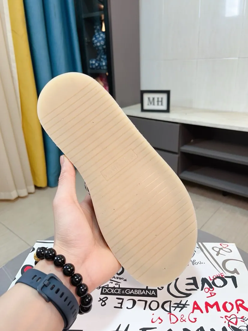 Men's shoes 💰340🌹🌹 (dg) New men's slippers, high-end boutique, leather puff upper with exquisite embossed logo decoration, fine workmanship, super soft sole, casual, loose and comfortable, a must-have in summer! \nsize：38-44